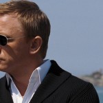 James Bond vestido con un jersey de cuello smoking
