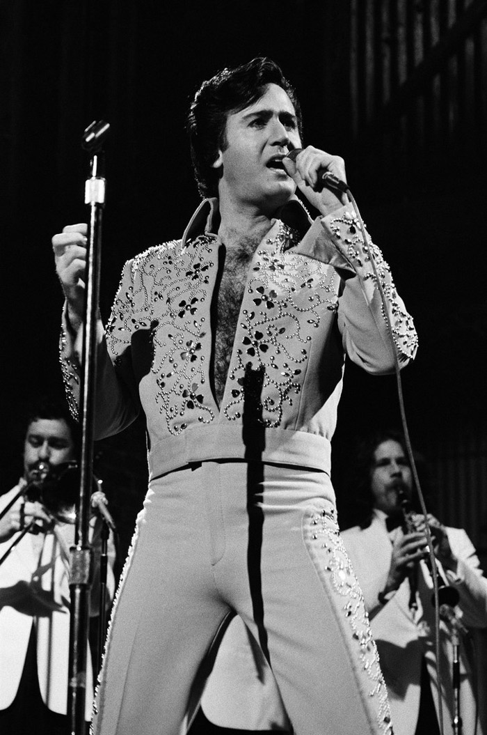 Andy Kaufman interpretando a Elvis Presley.
