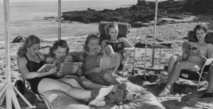 mujeres-libros-playa