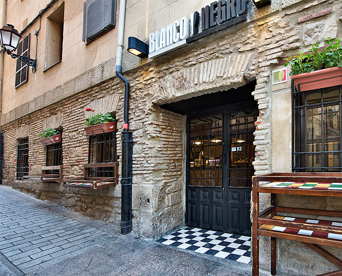 bar blanco y negro 3