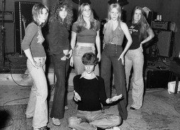 The-Runaways-with-Kim-Fowley-1975-the-runaways