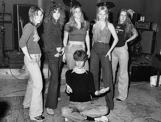 The-Runaways-with-Kim-Fowley-1975-the-runaways