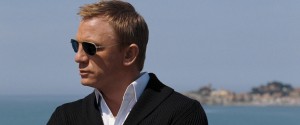 James Bond vestido con un jersey de cuello smoking
