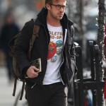 Ryan Gosling llevando mochila