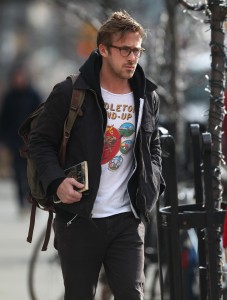 Ryan Gosling llevando mochila