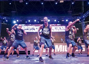 Rachel al frente del equipo de Les Mills