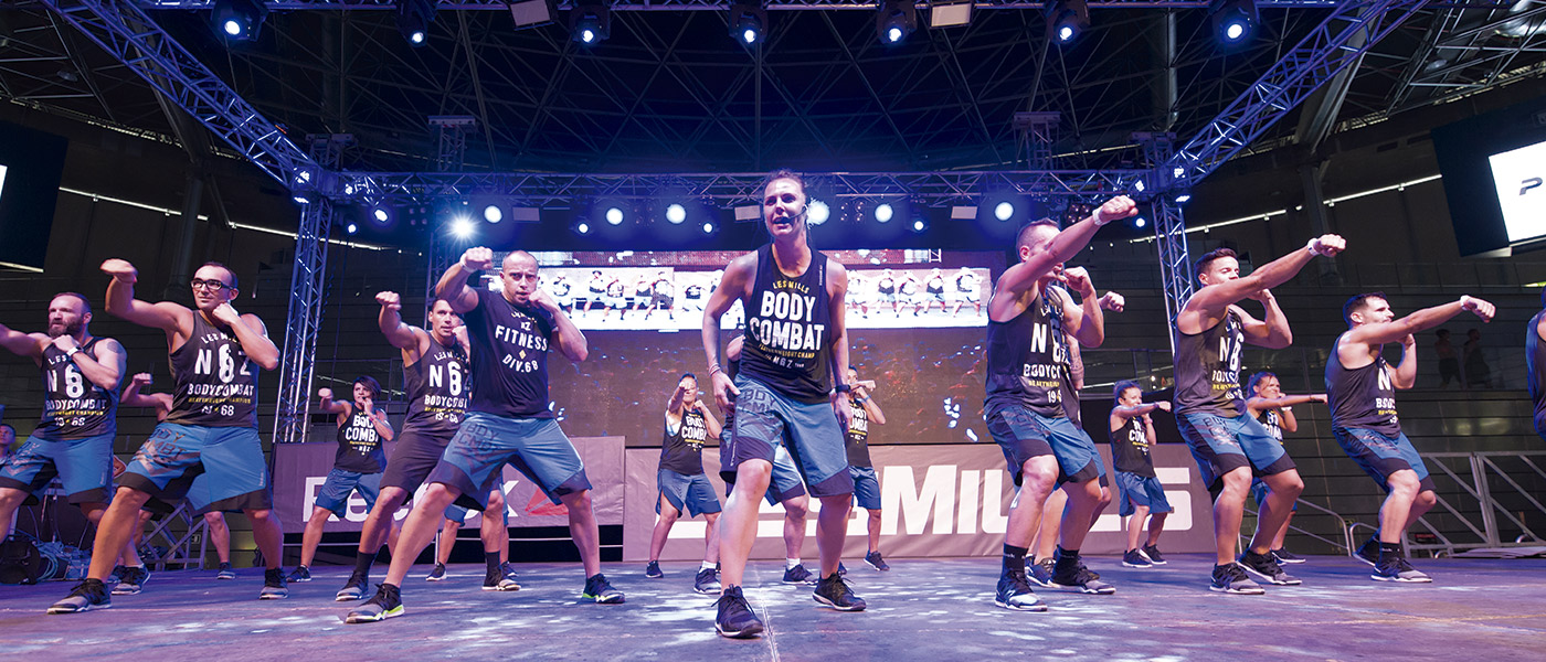 Rachel al frente del equipo de Les Mills