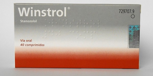 WINSTROL: El estanozolol fue sintetizado por los laboratorios Winthrop de Inglaterra y puesto a la venta en 1962 con el nombre comercial de Winstrol. Por sus propiedades era un medicamento recetado para inducir el apetito y aumentar la masa muscular de enfermos debilitados por convalecencias o enfermedades graves. También se indicaba contra el retraso en el desarrollo infantil o como refuerzo para los achaques.  A comienzos de la década de los 70 la FDA comenzó a controlar más su producción por detectar que se estaba usando fuera del ámbito sanitario y, actualmente, se receta para la osteoporosis.