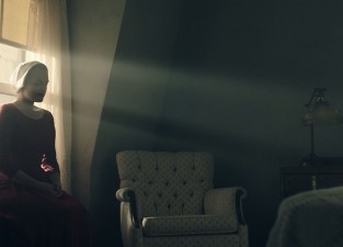 el-cuento-de-la-doncella-serie-2017-apertura