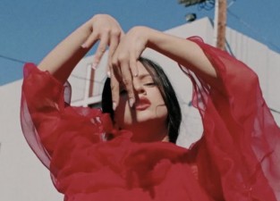 rosalia-videoclip-de-plata-apertura